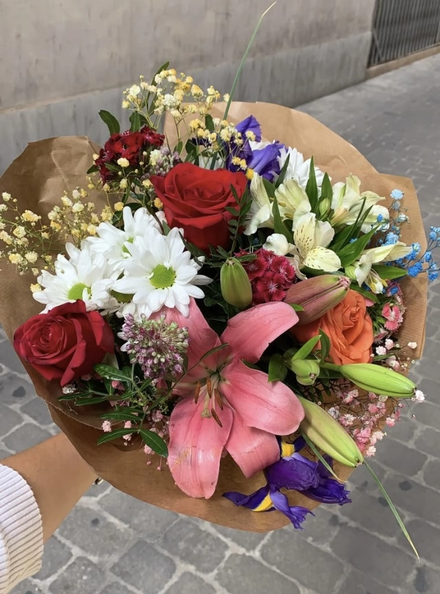Ramo surtido con flores y rosas