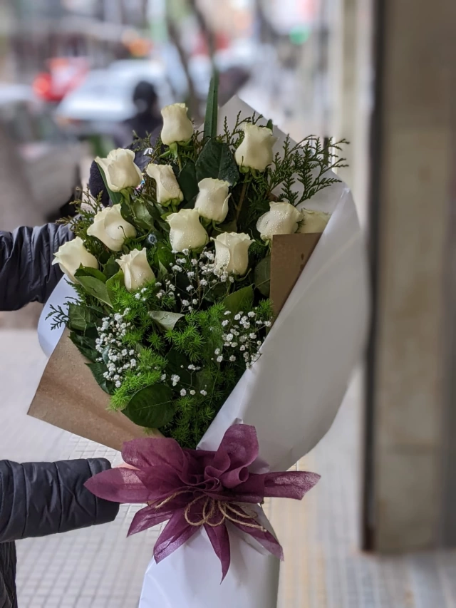 12 rosas blancas en ramo abierto