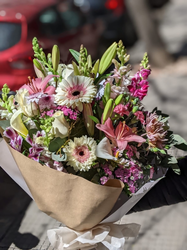 Ramo surtido de gerberas y lilium en tonos claros