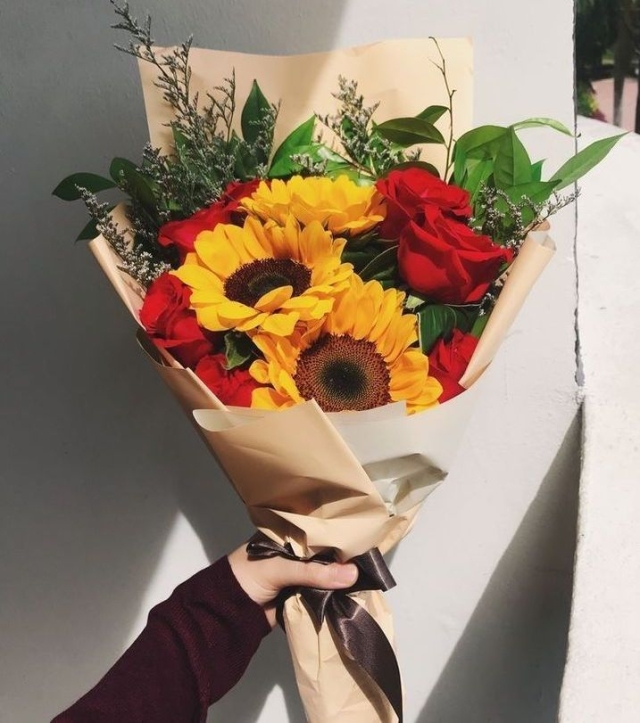6 rosas y girasoles