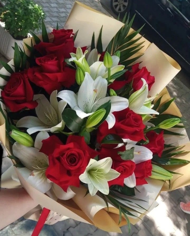 24 rosas y lilium blancos