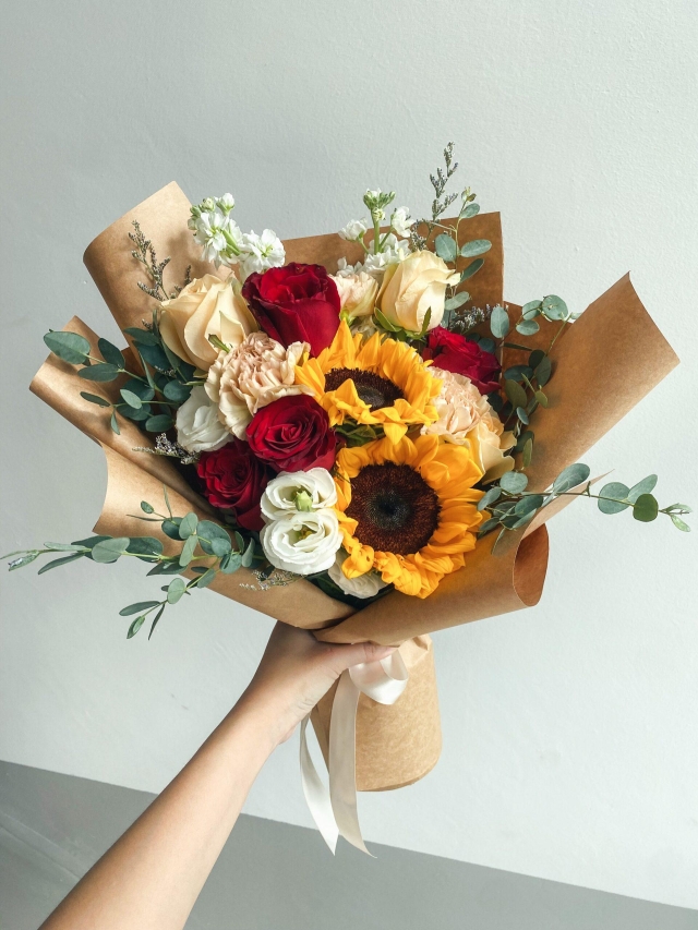 Ramo de rosas, flores surtidas y girasoles