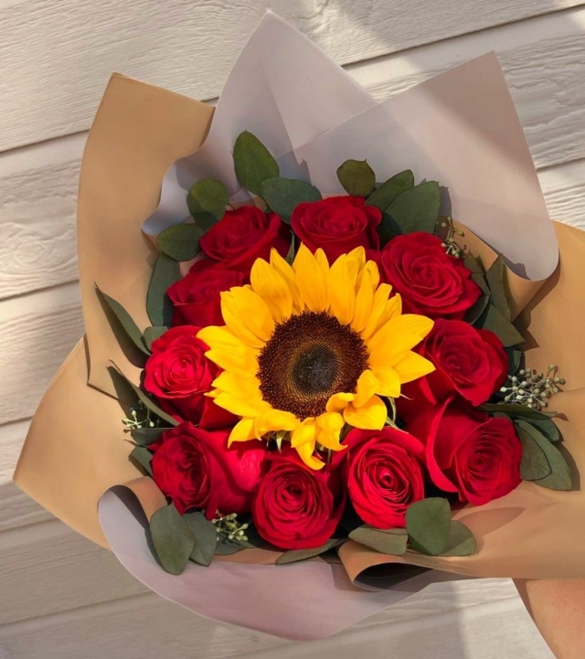 Ramo de 10 rosas y girasol