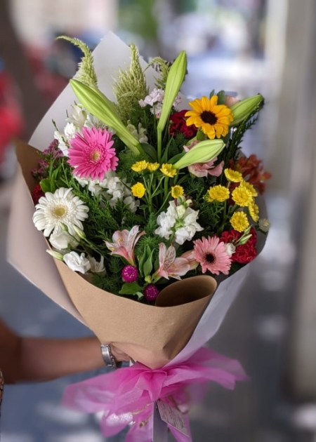 Ramo surtido con gerberas, lilium y flores surtidas de colores