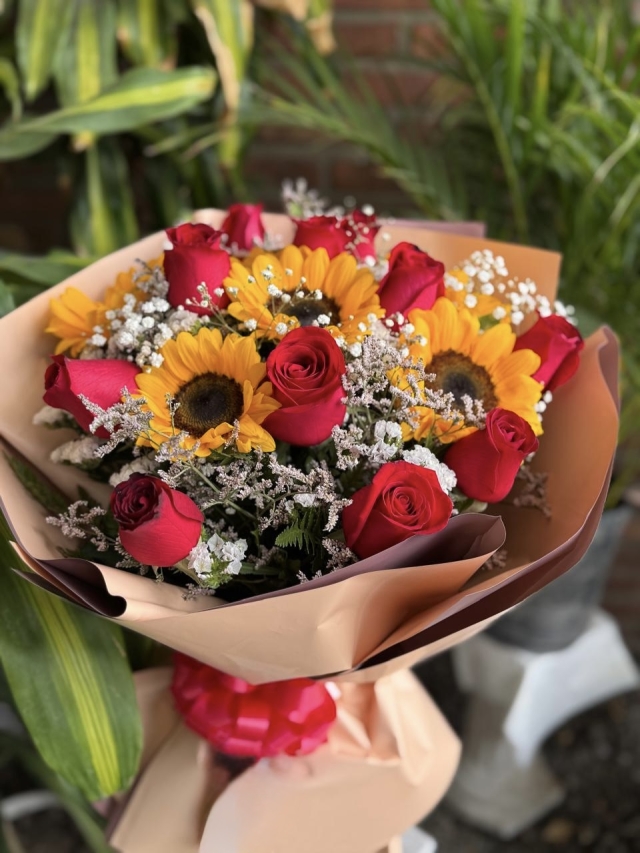12 rosas y girasoles
