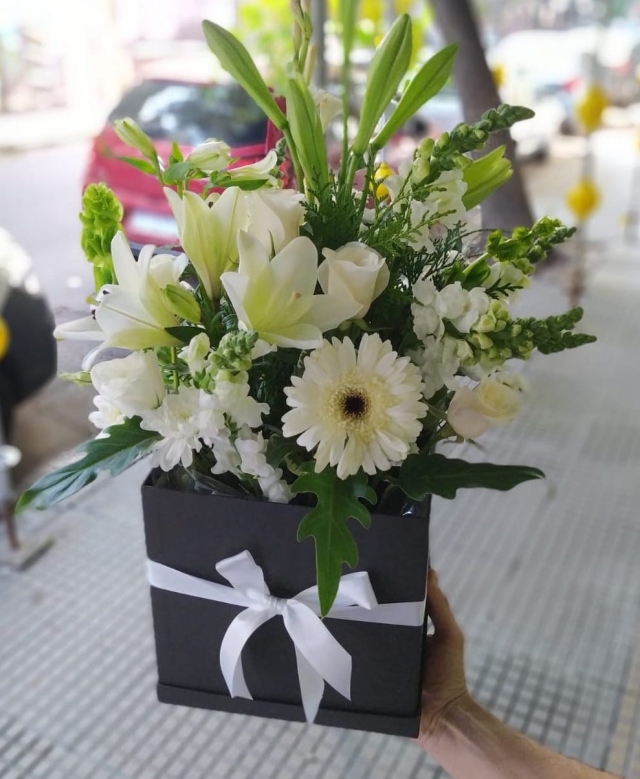 Caja con arreglo blanco