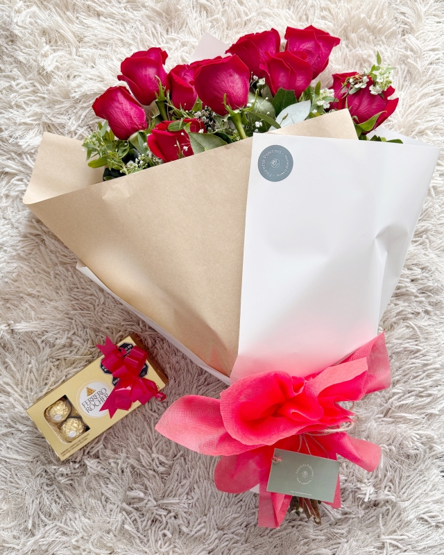 Ramo de 12 rosas con ferrero rocher