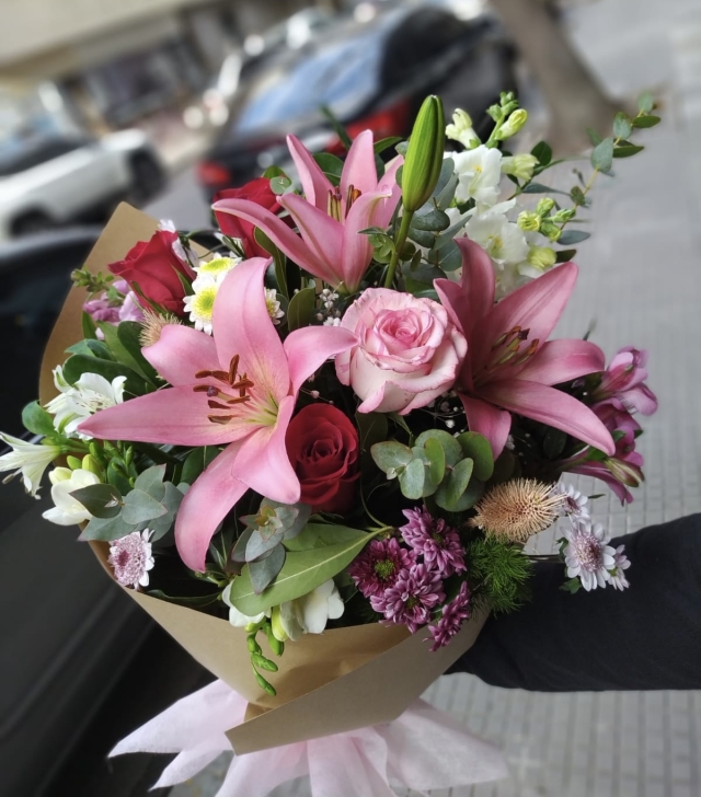 Ramo de rosas, lilium y flores surtidas