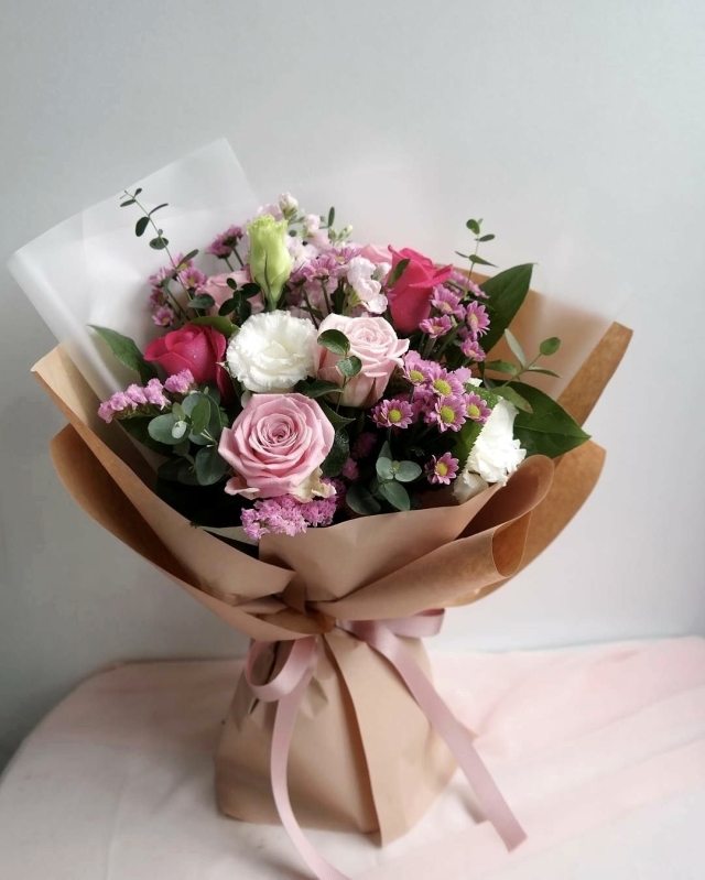 Ramo de 6 rosas surtidas y flores variadas con verdes