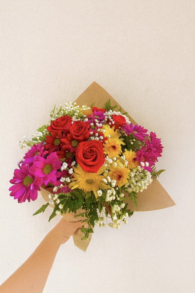 Ramo de margaritas y rosas