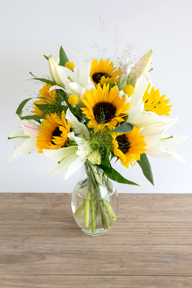 Florero con girasoles y lilium