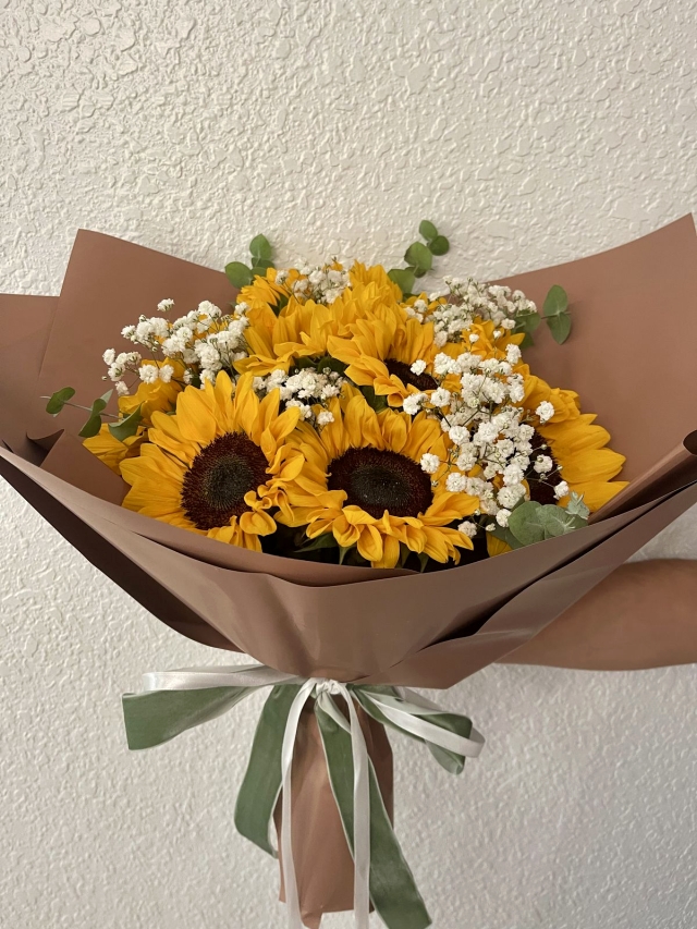 ramo de 7 girasoles y follaje