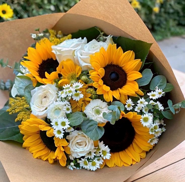 Ramo de 5 girasoles y flores blancas