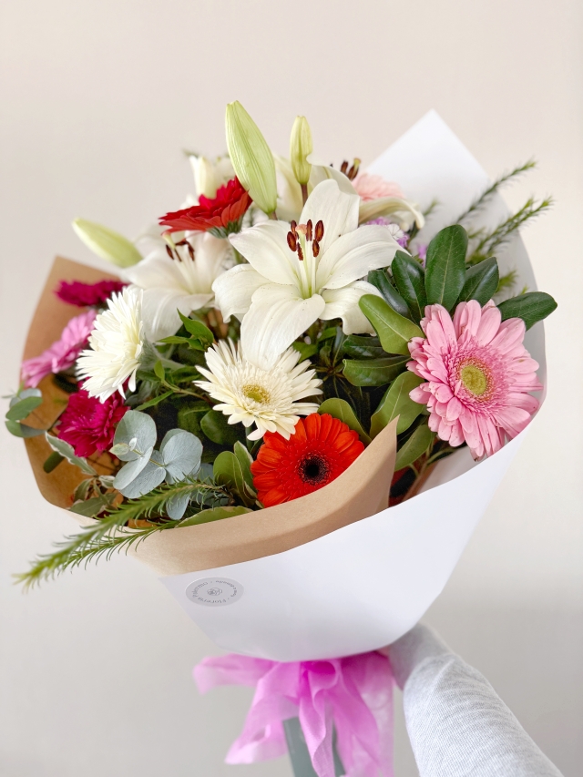 Ramo redondo de gerberas y lilium