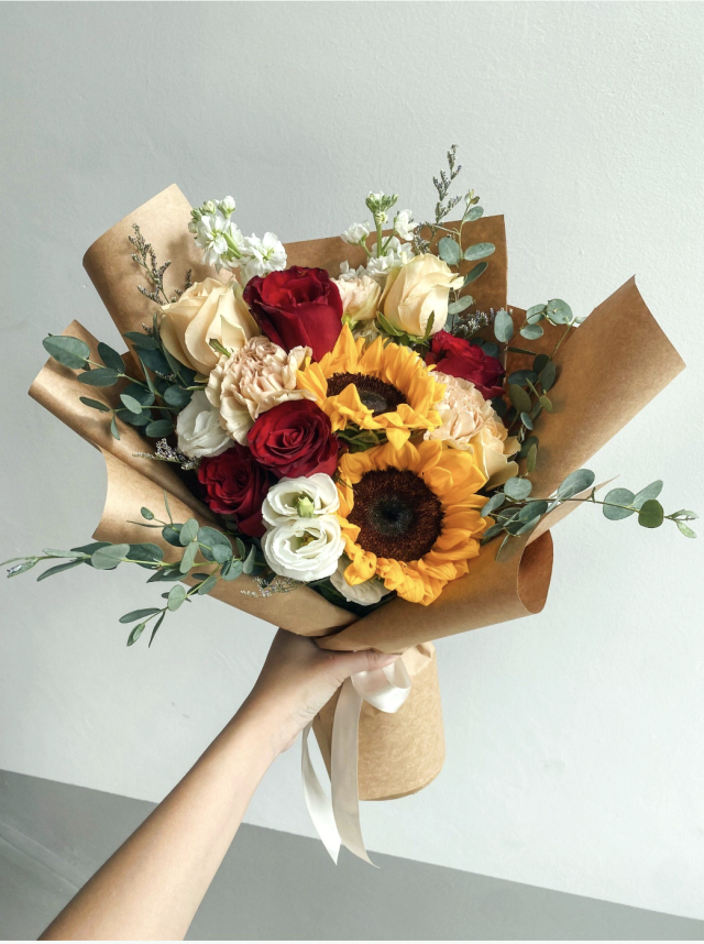 12 rosas y 4 girasoles