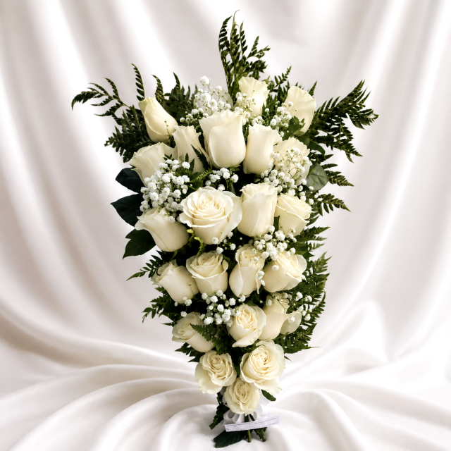 Arreglo de condolencias con rosas blancas