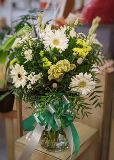 Florero de vidrio con surtido en tonos blancos