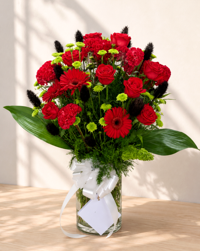 Florero surtido en tonos rojos