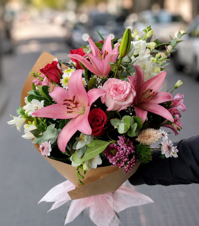 Ramo de rosas, lilium y flores surtidas