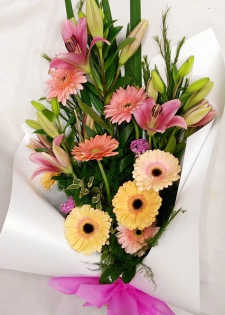 Ramo abierto de Lilium y Gerberas