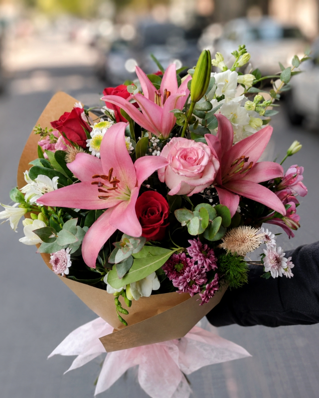 Ramo de rosas, lilium y flores surtidas
