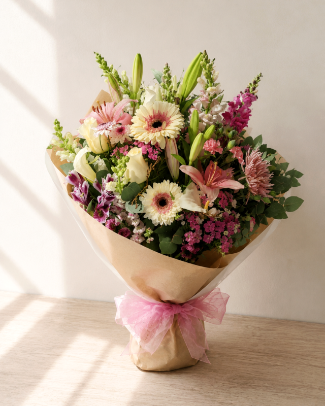 Ramo surtido de gerberas y lilium en tonos claros