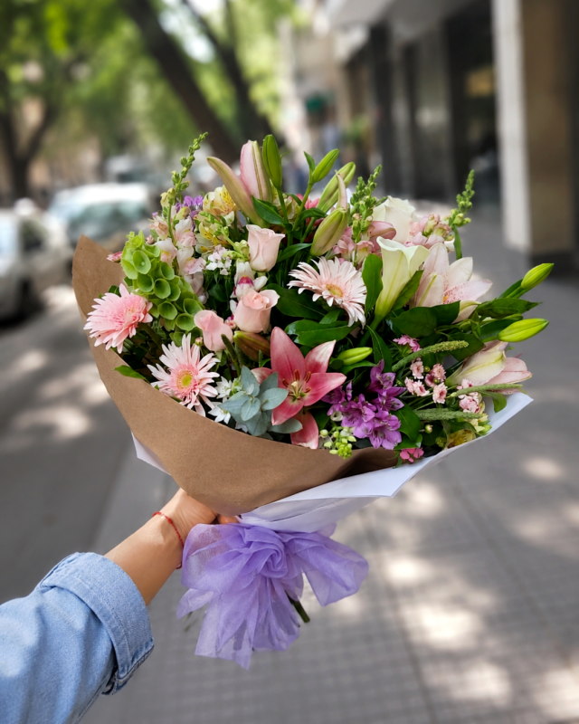 Ramo grande de rosas, lilium y margaritas