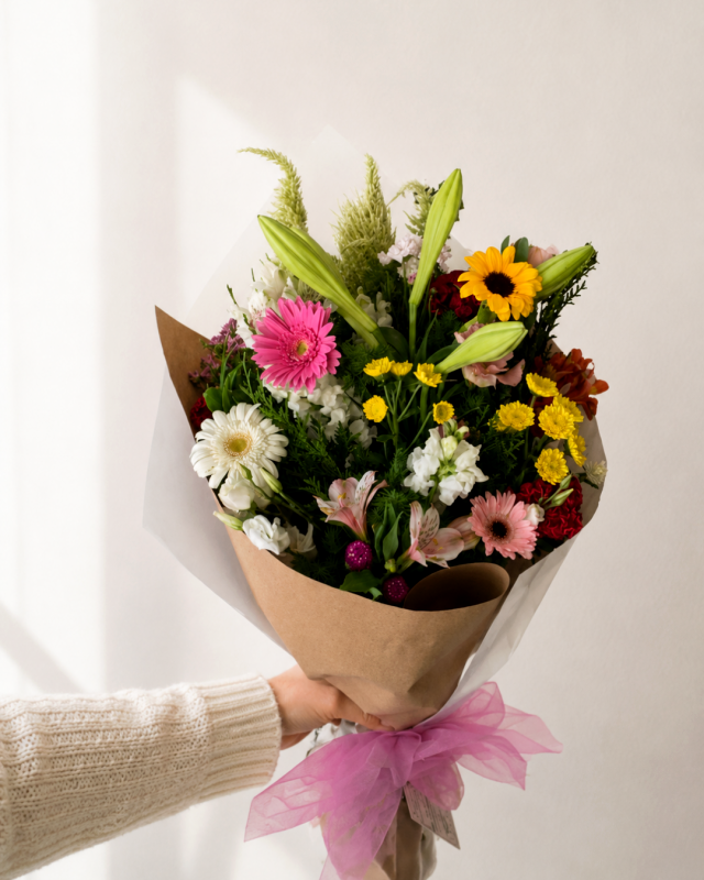 Ramo con gerberas, lilium y flores surtidas