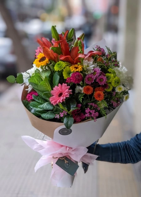 Ramo grande surtido con flores variadas y verdes