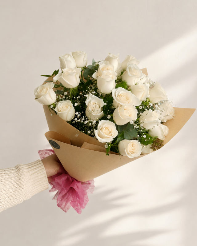 12 rosas blancas en ramo redondo
