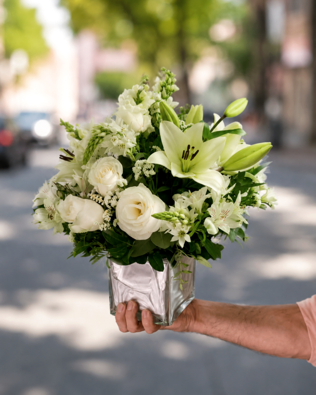 Arreglo de rosas y lilium blancos con base