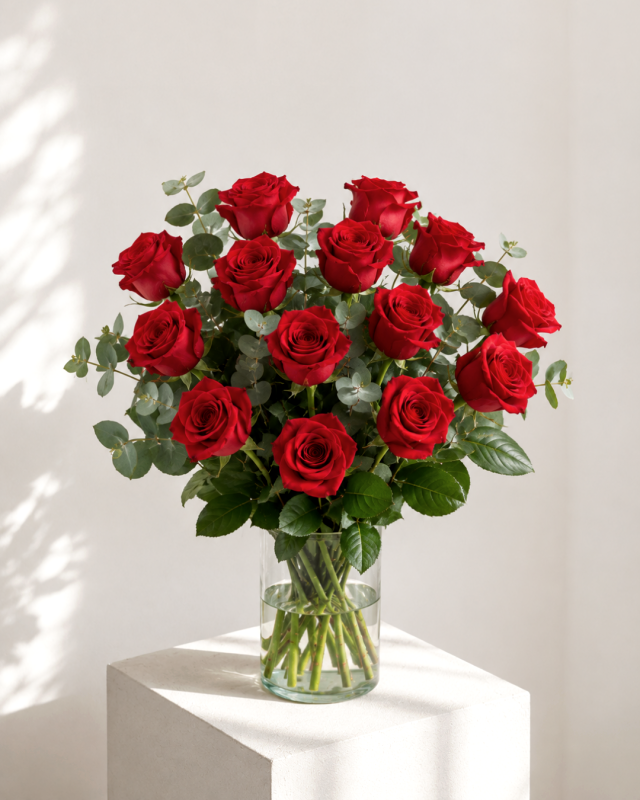 15 rosas rojas en florero 
