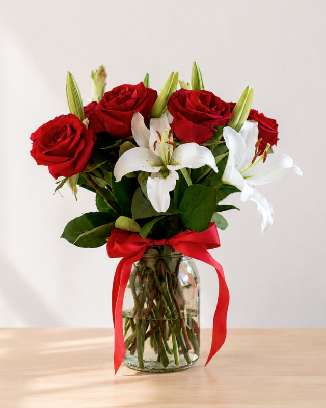 Florero con rosas rojas y lilium