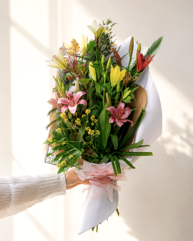 Ramo abierto de lilium y verdes