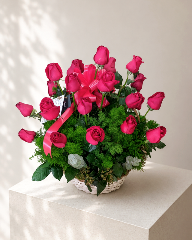 24 rosas rojas en canasta