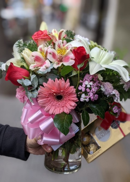 Florero con Flores Surtidas y Bombones