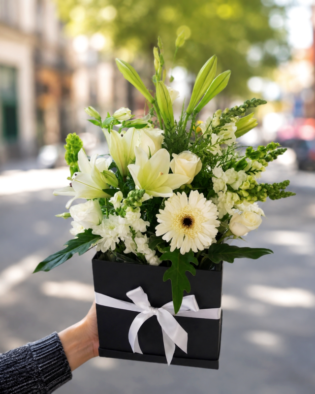 Caja con arreglo blanco