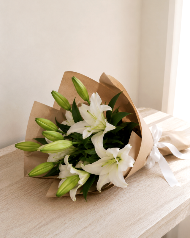 Ramo de lilium blancos y follaje