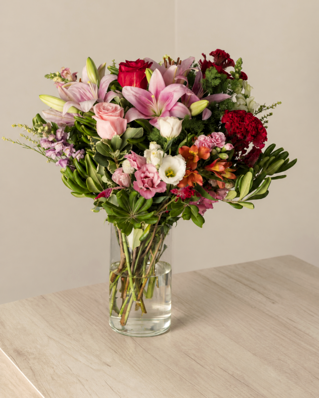 Florero grande de rosas, lilium y flores surtidas