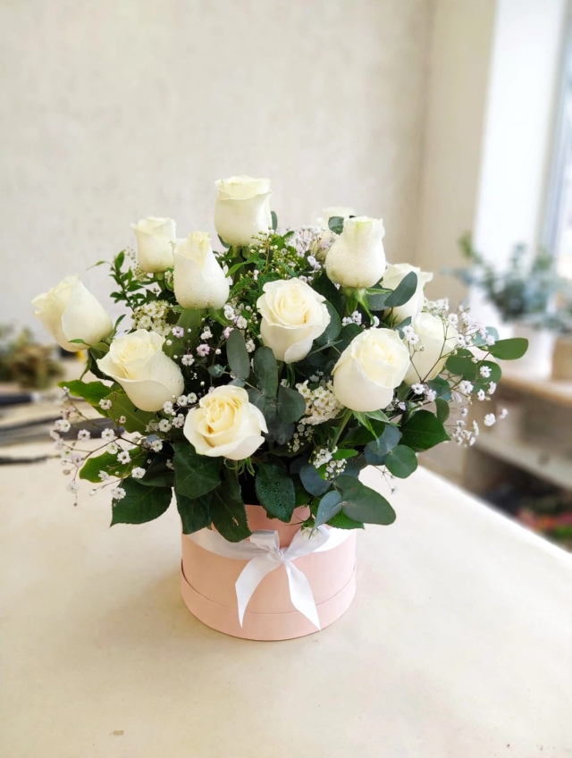 Caja con 12 rosas blancas