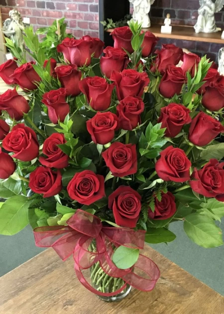 48 Rosas Rojas en Florero de vidrio