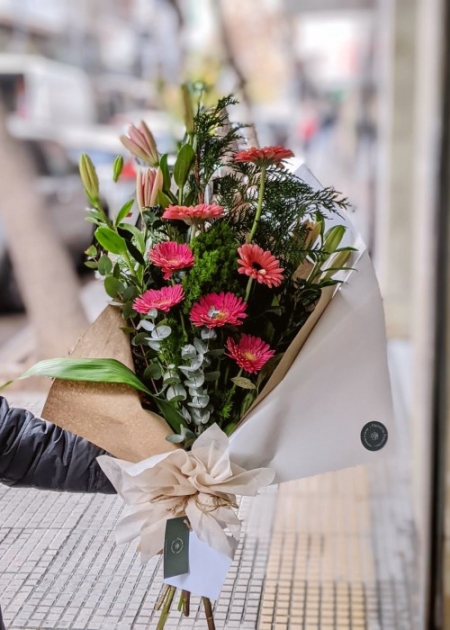 Ramo variado con gerberas y lilium