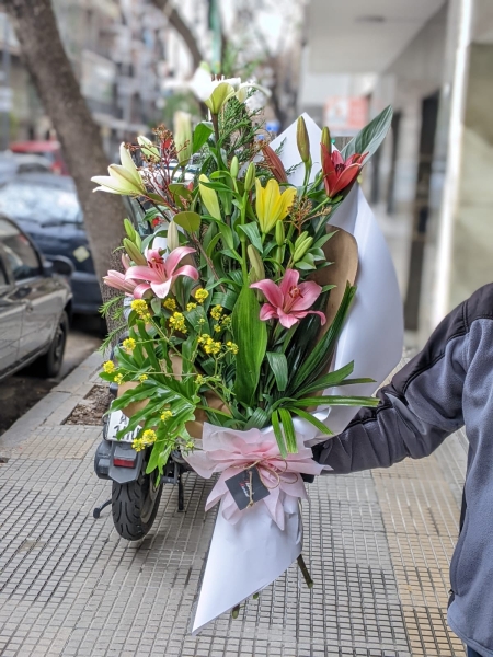 Ramo abierto de lilium y verdes