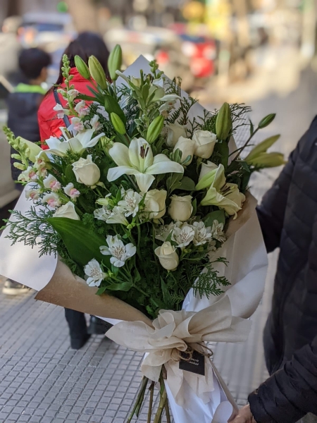 Ramo abierto de lilium y rosas en tonos blancos