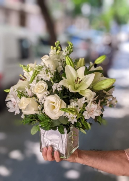 Arreglo de rosas y lilium blancos con base